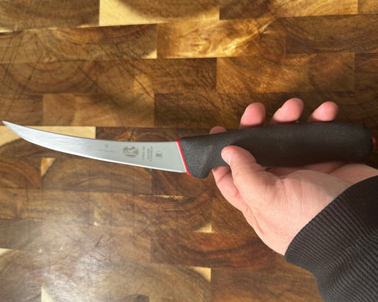 Cuchillo deshuesador Victorinox de 15 cm con doble empuñadura Fibrox flexible.